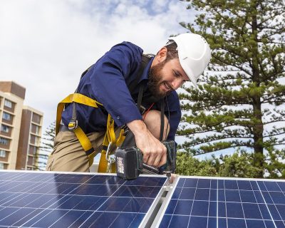 Técnico a instalar painéis fotovoltaicos